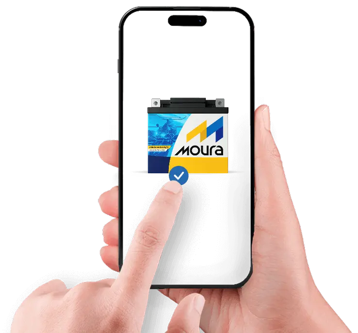 Mãos segurando um iPhone com o Moura Fácil