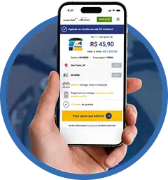 Mão segurando um celular com o site Moura Fácil aberto