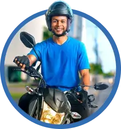 Entregador de moto segurando do Moura Fácil